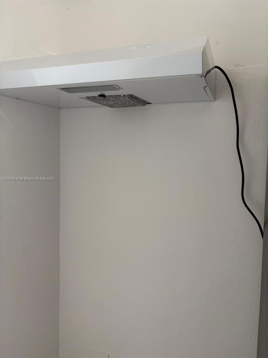 Active With Contract: $2,080 (2 beds, 1 baths, 1404 Square Feet)