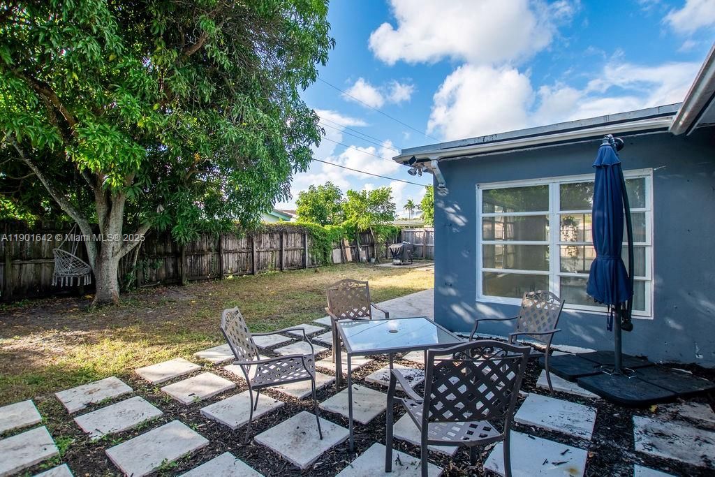 For Sale: $399,000 (3 beds, 1 baths, 1111 Square Feet)
