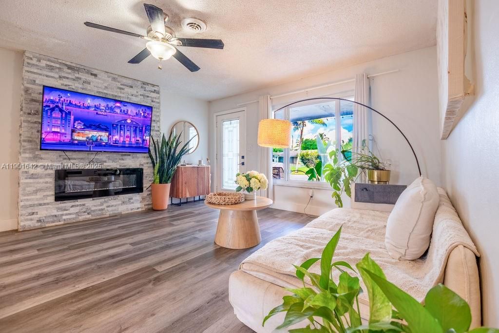 For Sale: $399,000 (3 beds, 1 baths, 1111 Square Feet)