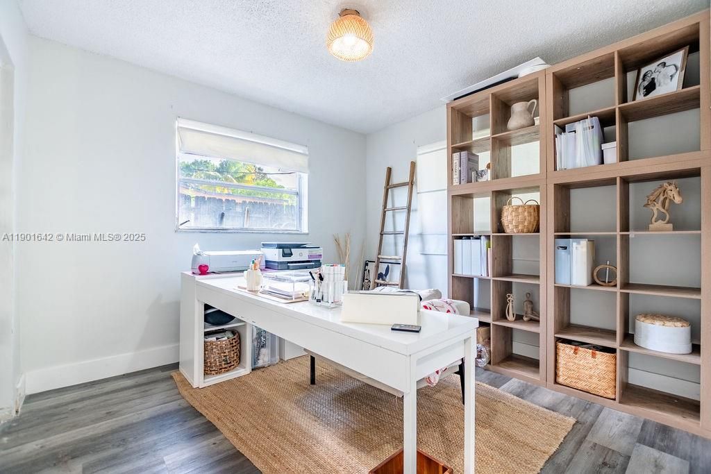 For Sale: $399,000 (3 beds, 1 baths, 1111 Square Feet)