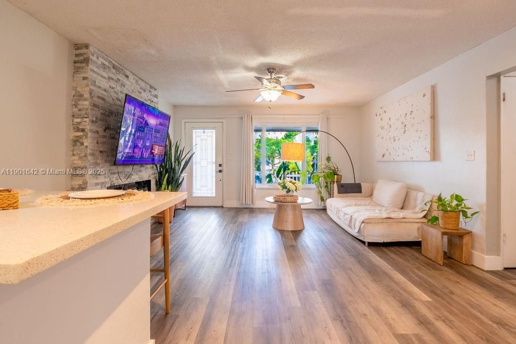 For Sale: $399,000 (3 beds, 1 baths, 1111 Square Feet)