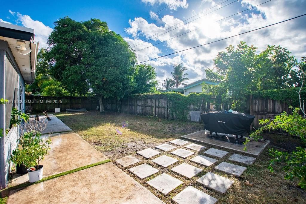 For Sale: $399,000 (3 beds, 1 baths, 1111 Square Feet)