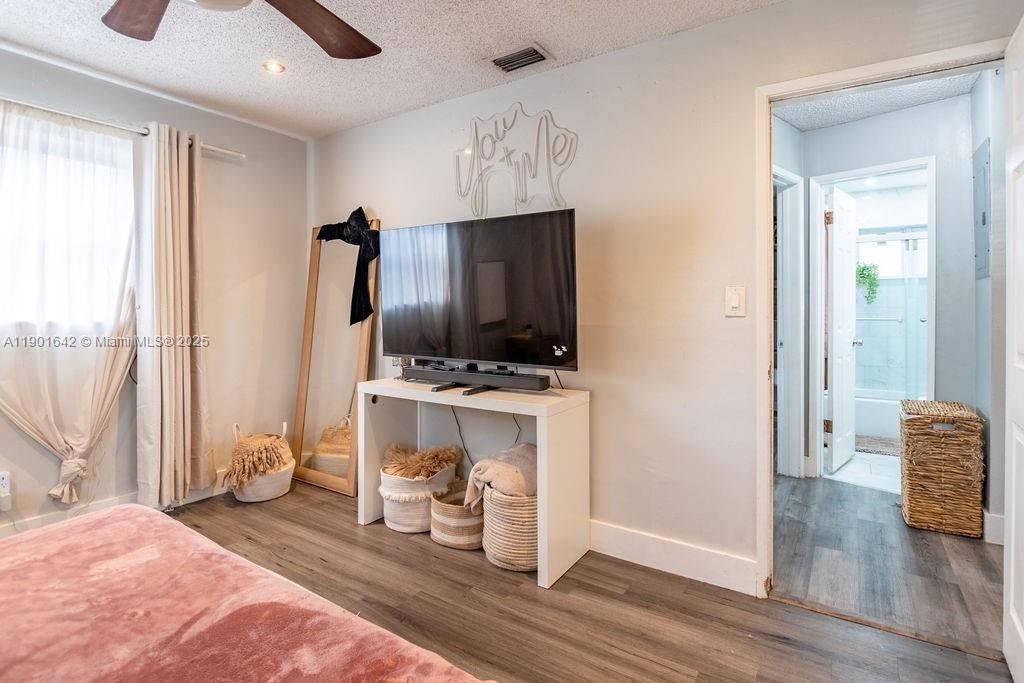 For Sale: $399,000 (3 beds, 1 baths, 1111 Square Feet)