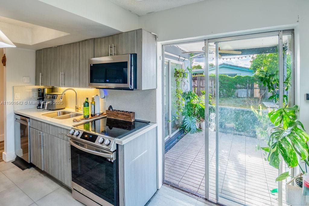 For Sale: $399,000 (3 beds, 1 baths, 1111 Square Feet)