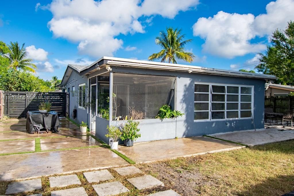 For Sale: $399,000 (3 beds, 1 baths, 1111 Square Feet)