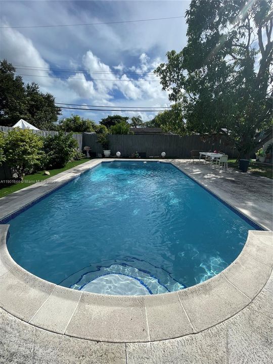 For Sale: $490,000 (4 beds, 2 baths, 875 Square Feet)