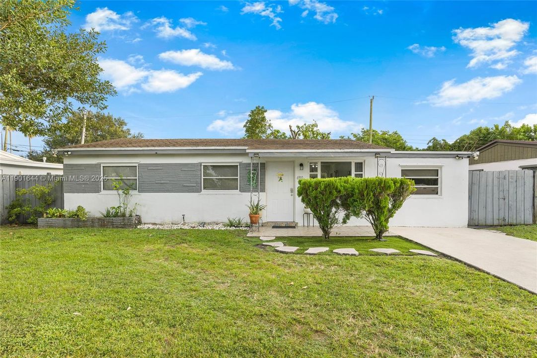 For Sale: $490,000 (4 beds, 2 baths, 875 Square Feet)