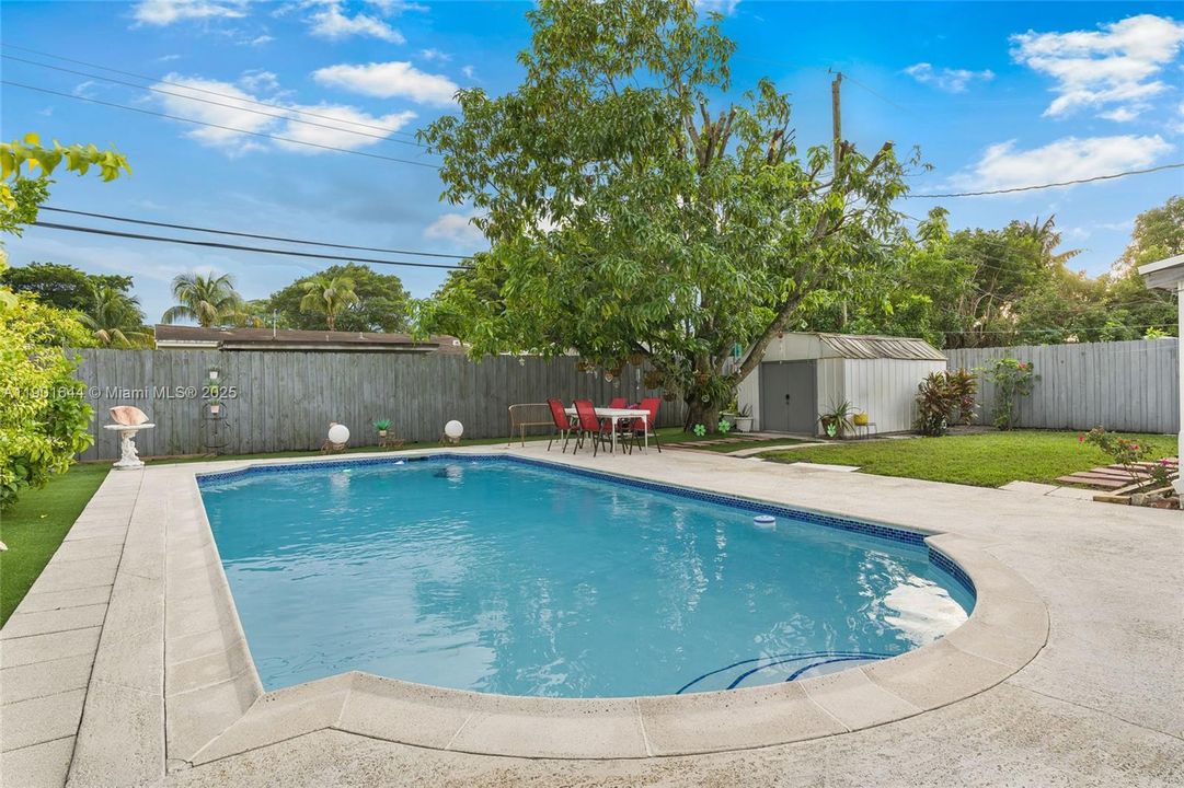 For Sale: $490,000 (4 beds, 2 baths, 875 Square Feet)