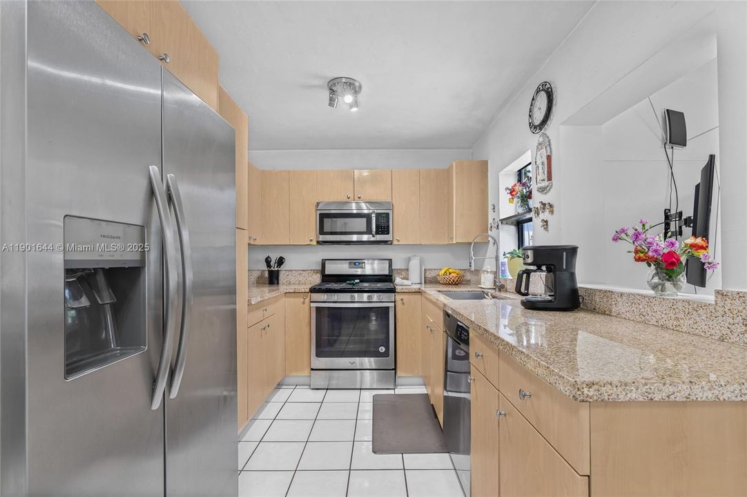 For Sale: $490,000 (4 beds, 2 baths, 875 Square Feet)