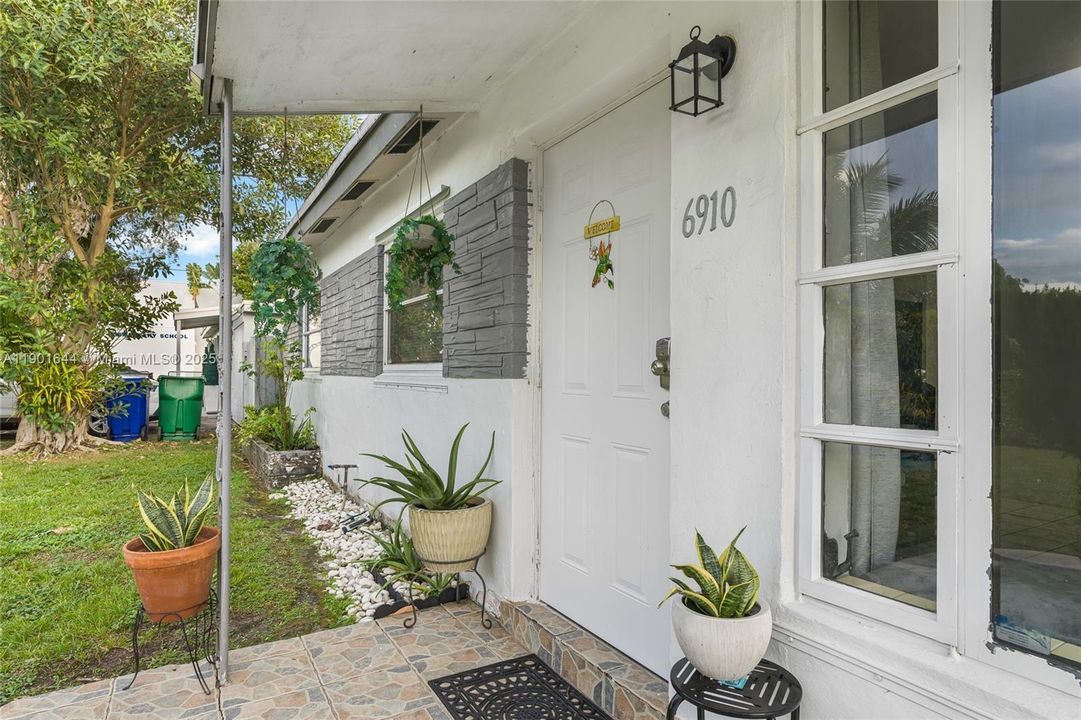 For Sale: $490,000 (4 beds, 2 baths, 875 Square Feet)