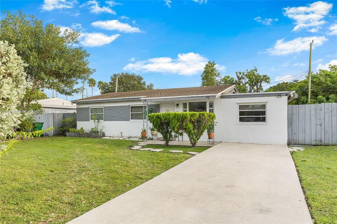 For Sale: $490,000 (4 beds, 2 baths, 875 Square Feet)