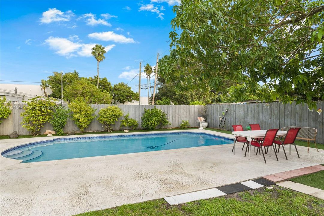 For Sale: $490,000 (4 beds, 2 baths, 875 Square Feet)