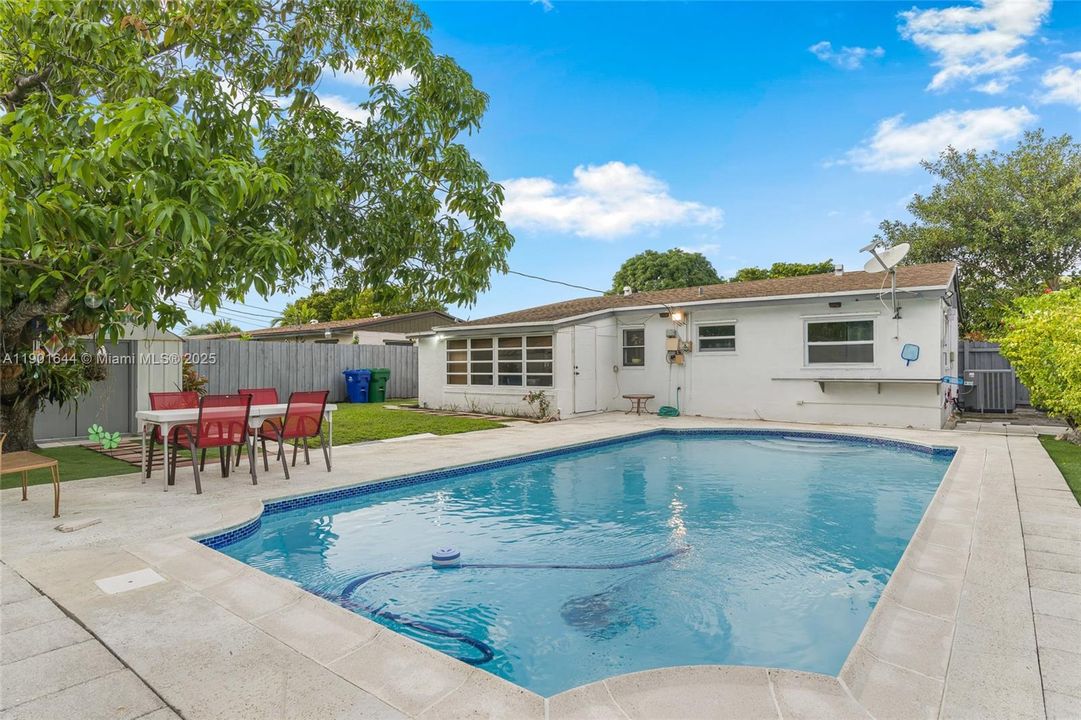 For Sale: $490,000 (4 beds, 2 baths, 875 Square Feet)