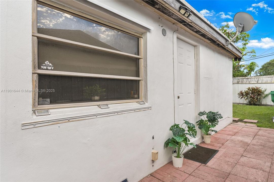 For Sale: $490,000 (4 beds, 2 baths, 875 Square Feet)