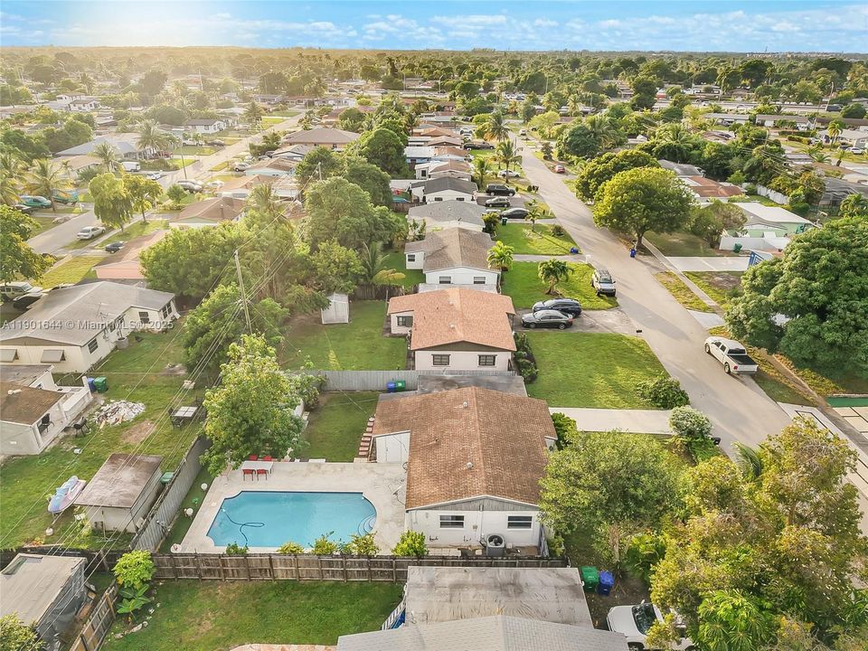 For Sale: $490,000 (4 beds, 2 baths, 875 Square Feet)