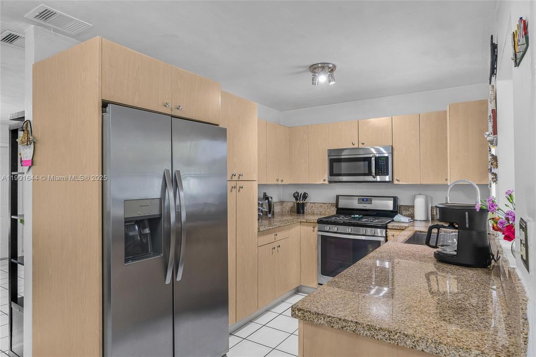 For Sale: $490,000 (4 beds, 2 baths, 875 Square Feet)