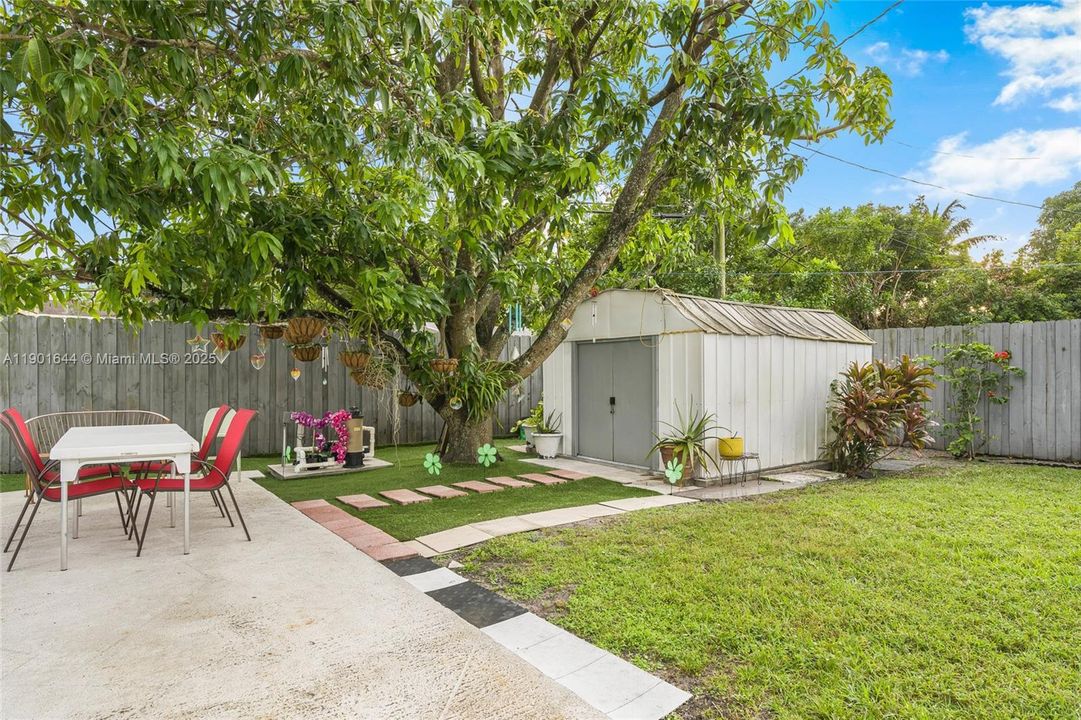 For Sale: $490,000 (4 beds, 2 baths, 875 Square Feet)