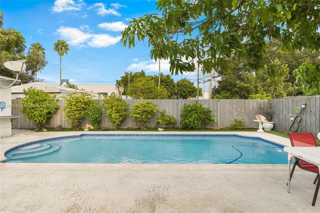 For Sale: $490,000 (4 beds, 2 baths, 875 Square Feet)