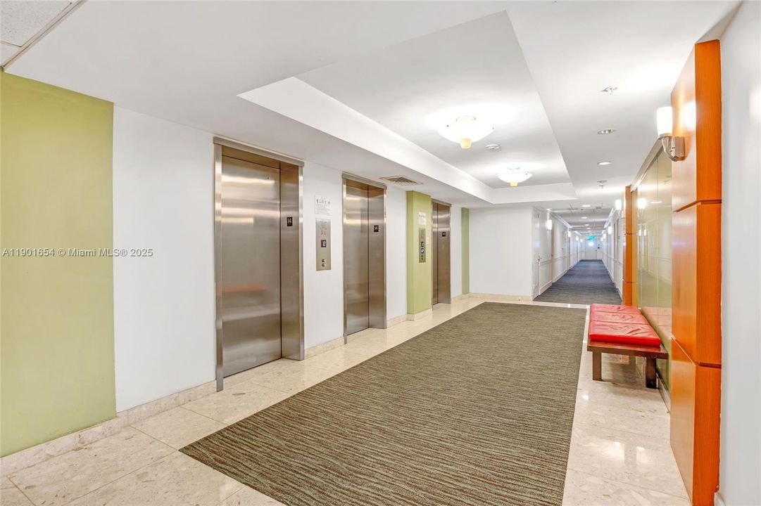 For Sale: $465,000 (1 beds, 1 baths, 874 Square Feet)