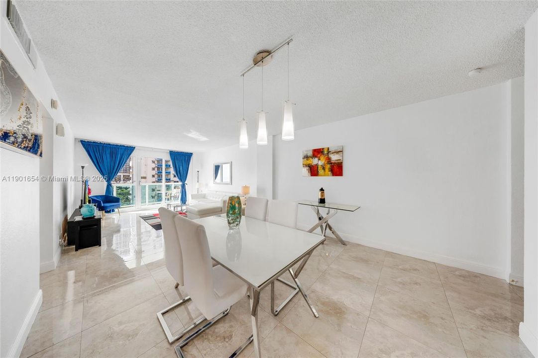 For Sale: $465,000 (1 beds, 1 baths, 874 Square Feet)