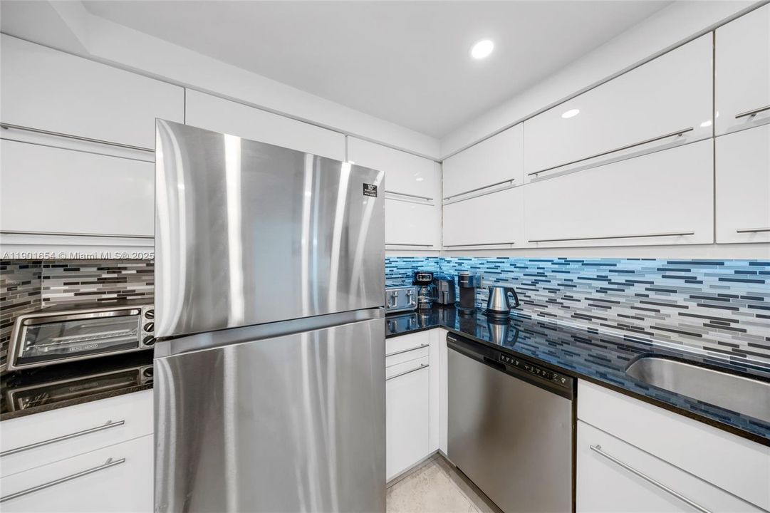 For Sale: $465,000 (1 beds, 1 baths, 874 Square Feet)