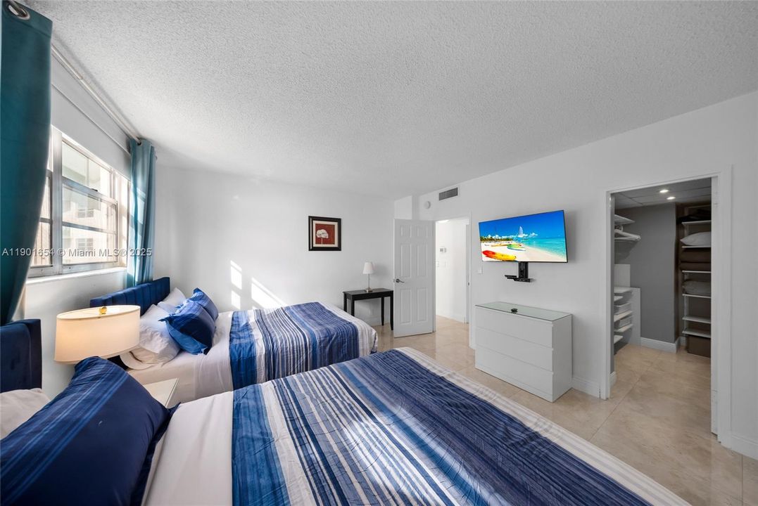 For Sale: $465,000 (1 beds, 1 baths, 874 Square Feet)