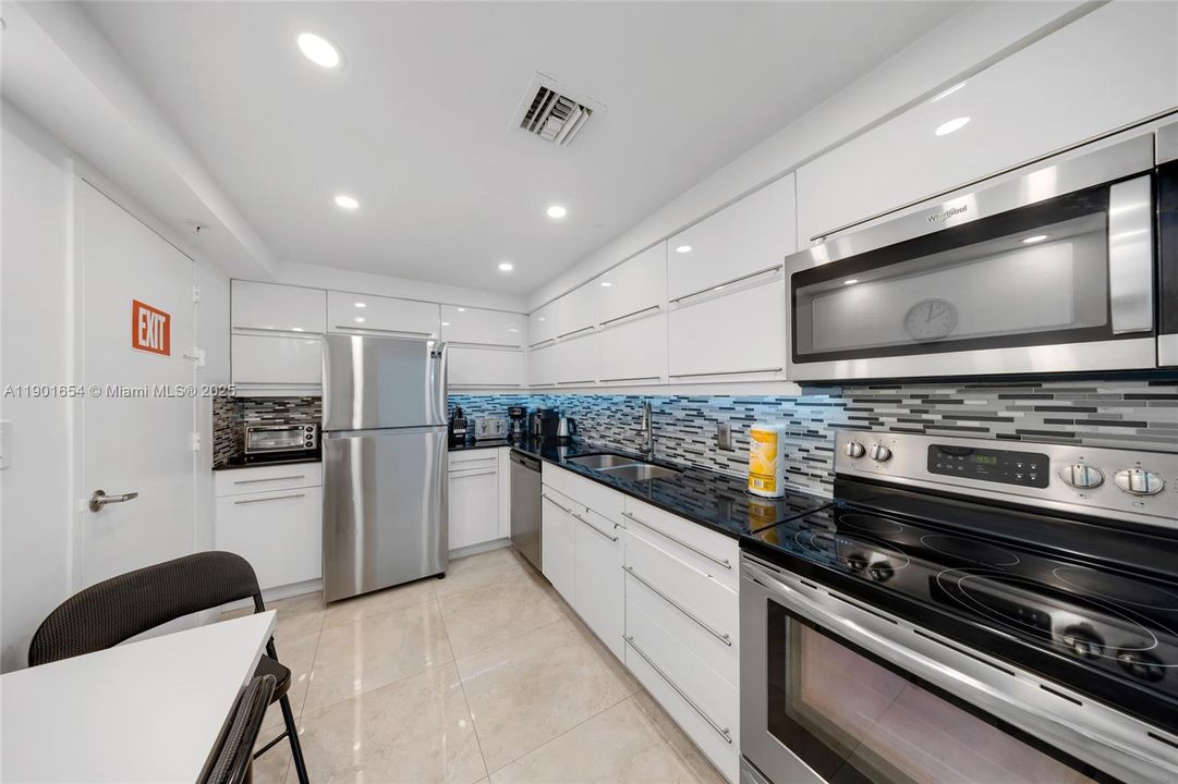 For Sale: $465,000 (1 beds, 1 baths, 874 Square Feet)