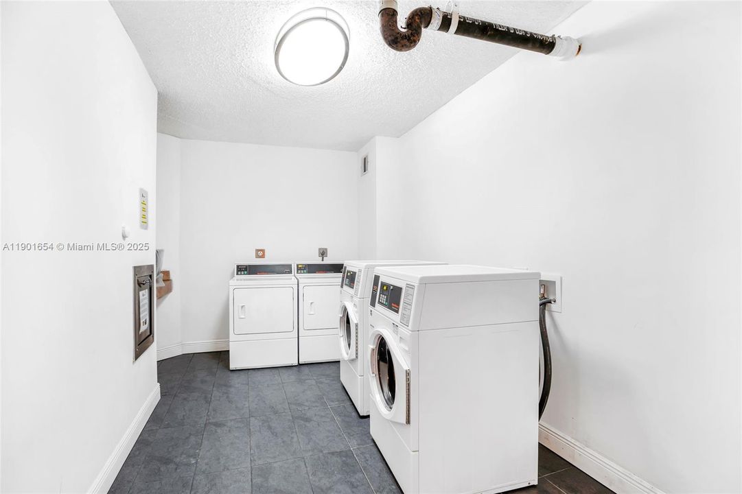 For Sale: $465,000 (1 beds, 1 baths, 874 Square Feet)