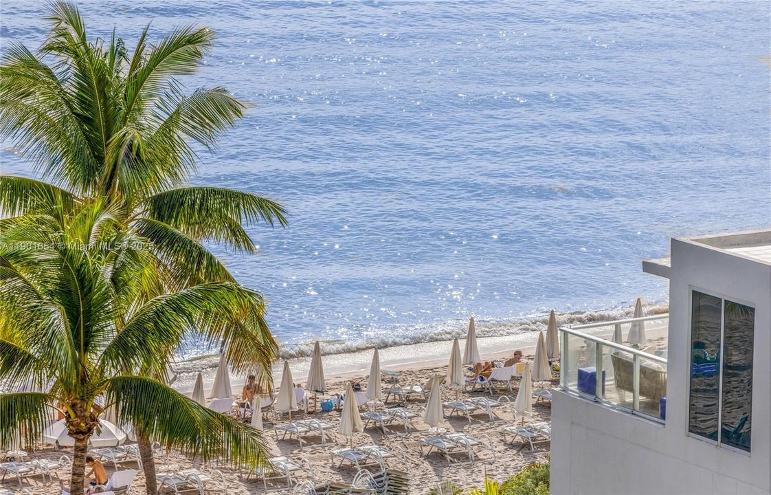 For Sale: $465,000 (1 beds, 1 baths, 874 Square Feet)