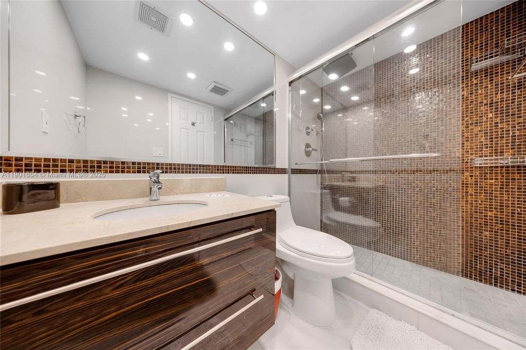 For Sale: $465,000 (1 beds, 1 baths, 874 Square Feet)