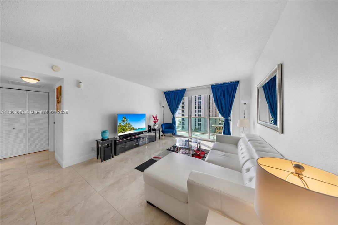 For Sale: $465,000 (1 beds, 1 baths, 874 Square Feet)