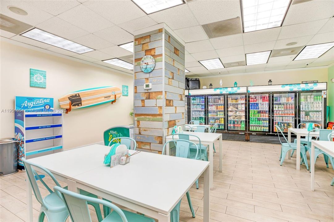 For Sale: $465,000 (1 beds, 1 baths, 874 Square Feet)