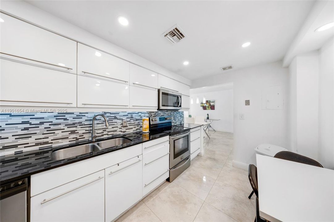 For Sale: $465,000 (1 beds, 1 baths, 874 Square Feet)