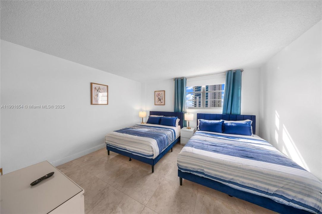 For Sale: $465,000 (1 beds, 1 baths, 874 Square Feet)