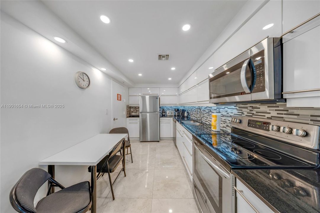 For Sale: $465,000 (1 beds, 1 baths, 874 Square Feet)