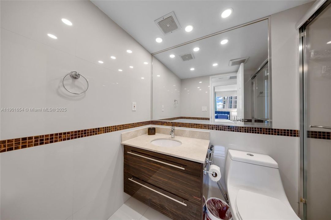 For Sale: $465,000 (1 beds, 1 baths, 874 Square Feet)