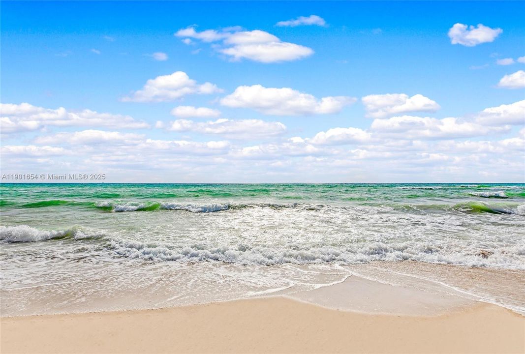 For Sale: $465,000 (1 beds, 1 baths, 874 Square Feet)