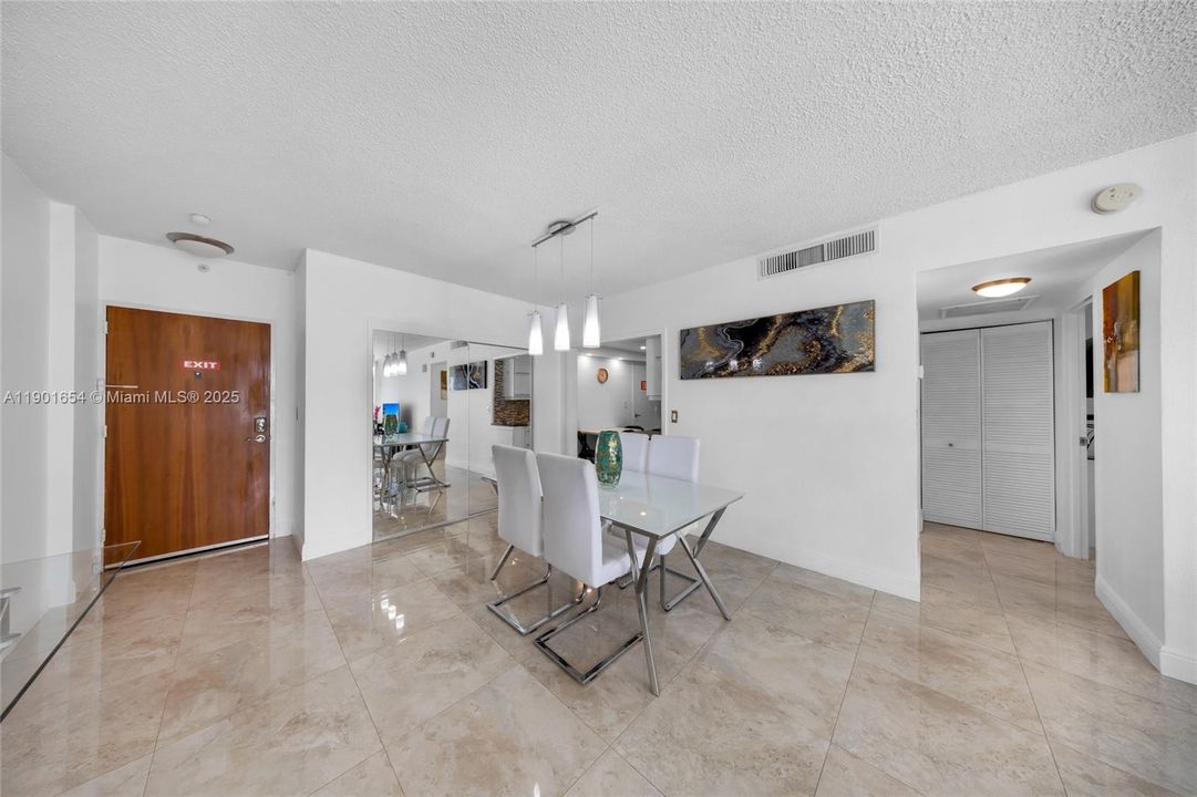 For Sale: $465,000 (1 beds, 1 baths, 874 Square Feet)