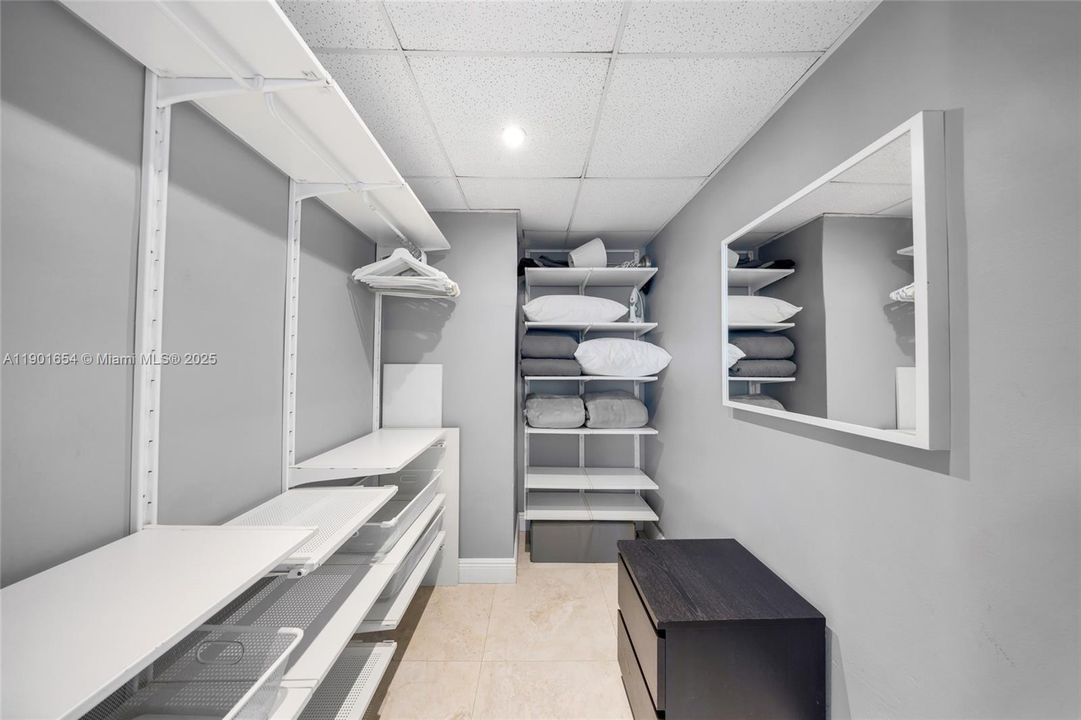 For Sale: $465,000 (1 beds, 1 baths, 874 Square Feet)