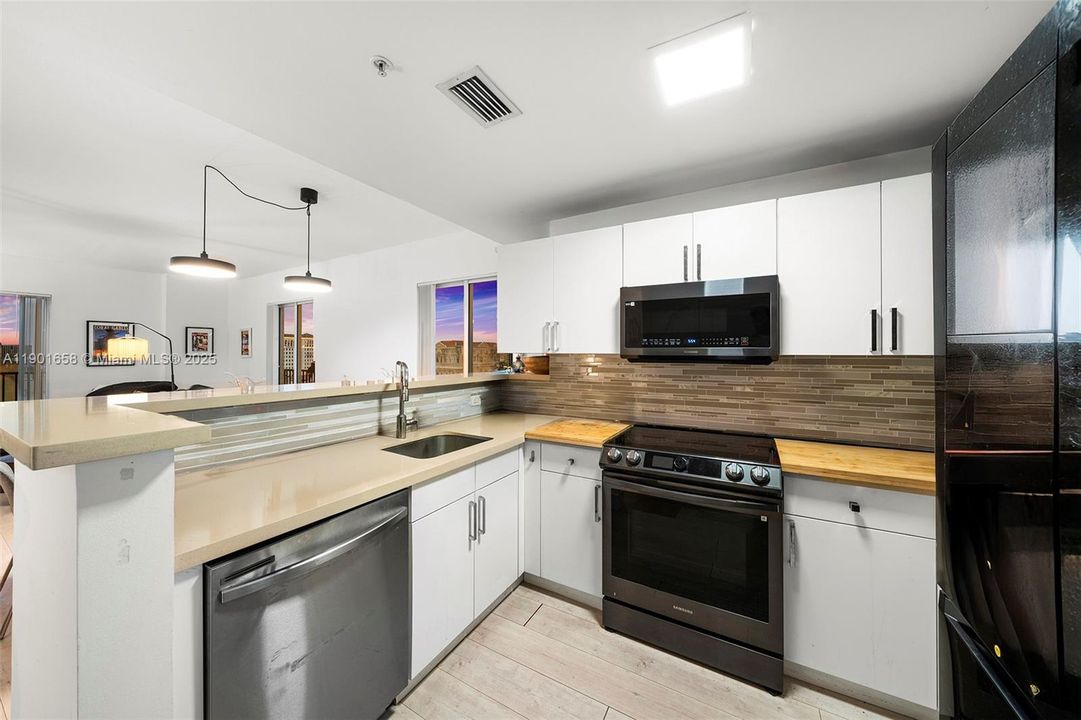 For Sale: $915,000 (2 beds, 2 baths, 1179 Square Feet)