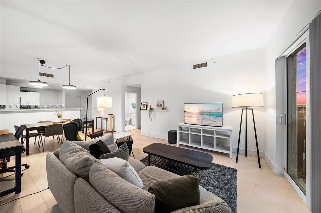 For Sale: $915,000 (2 beds, 2 baths, 1179 Square Feet)