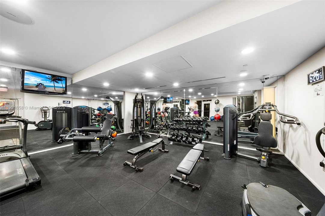 For Sale: $915,000 (2 beds, 2 baths, 1179 Square Feet)