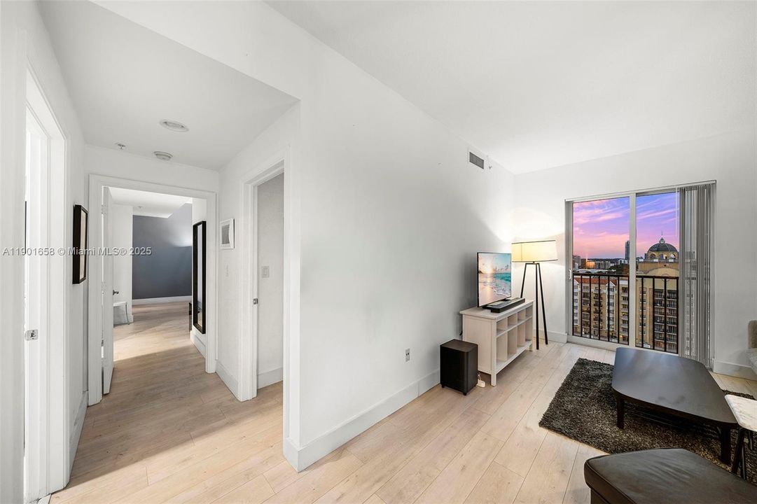 For Sale: $915,000 (2 beds, 2 baths, 1179 Square Feet)