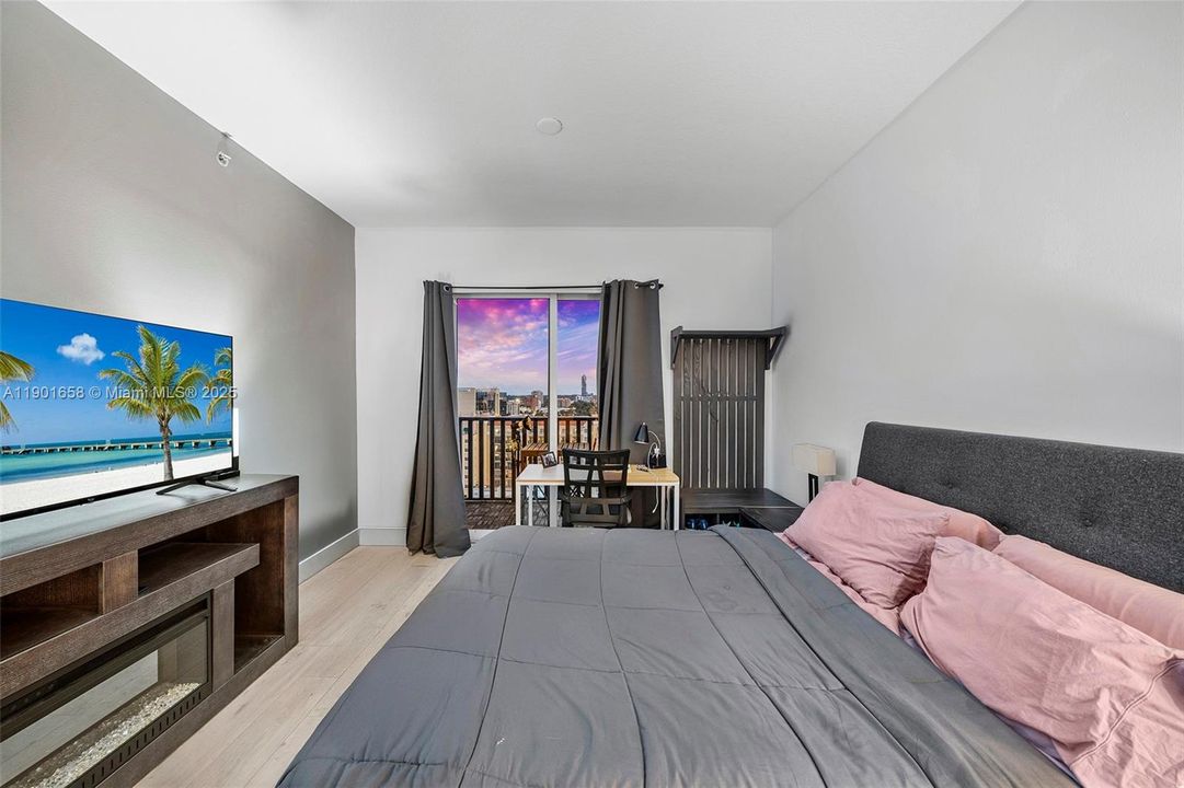 For Sale: $915,000 (2 beds, 2 baths, 1179 Square Feet)