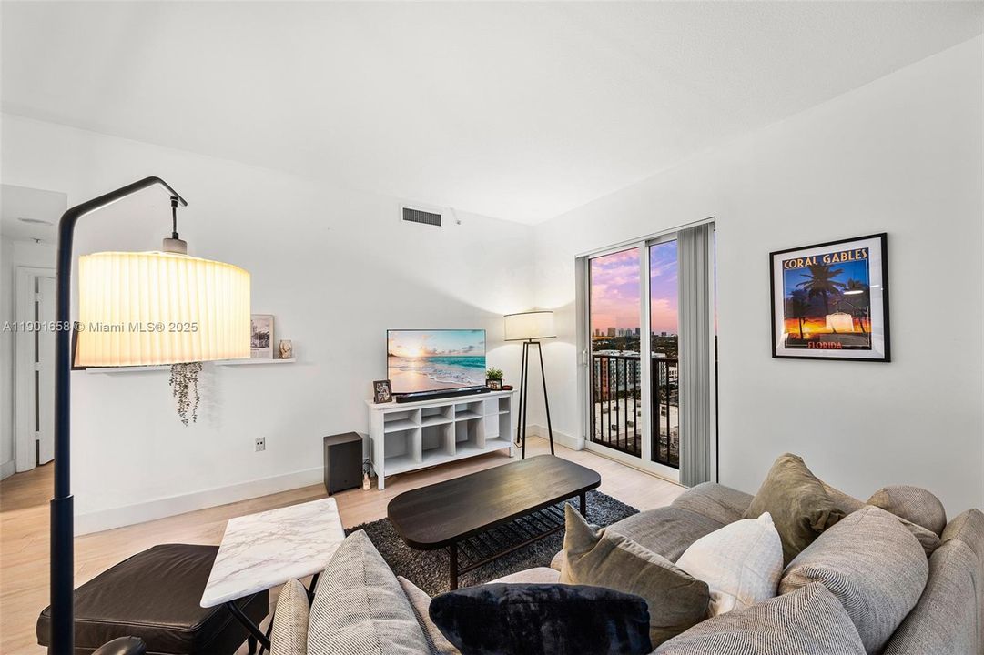 For Sale: $915,000 (2 beds, 2 baths, 1179 Square Feet)