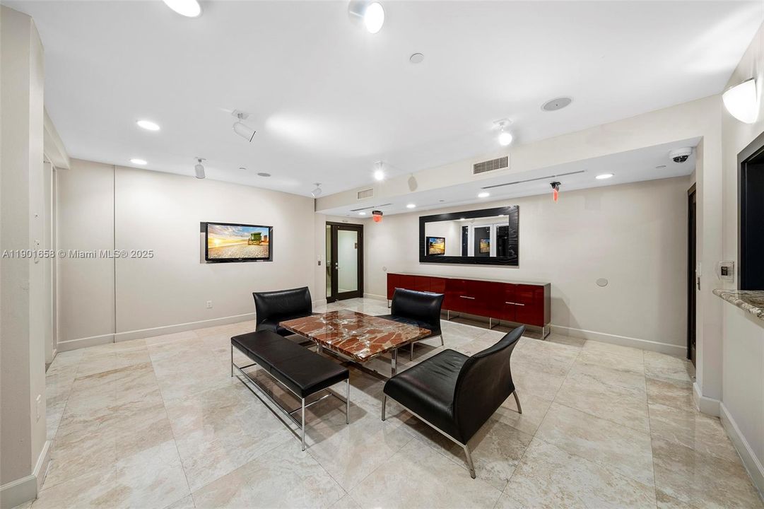 For Sale: $915,000 (2 beds, 2 baths, 1179 Square Feet)