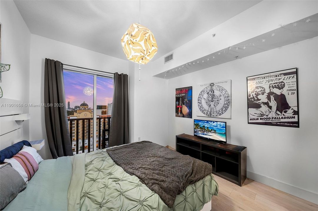 For Sale: $915,000 (2 beds, 2 baths, 1179 Square Feet)