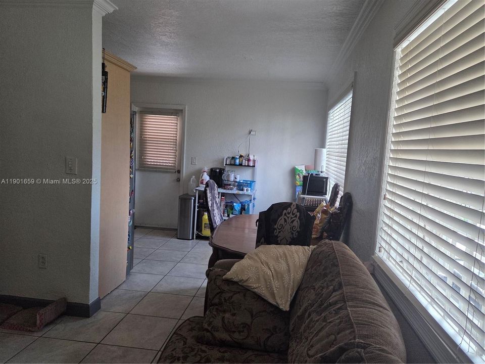 合同活跃: $435,000 (3 贝兹, 1 浴室, 816 平方英尺)