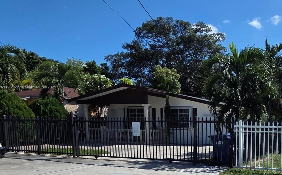 合同活跃: $435,000 (3 贝兹, 1 浴室, 816 平方英尺)