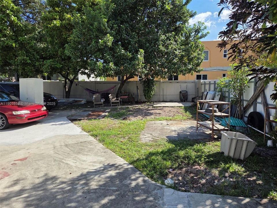 合同活跃: $435,000 (3 贝兹, 1 浴室, 816 平方英尺)